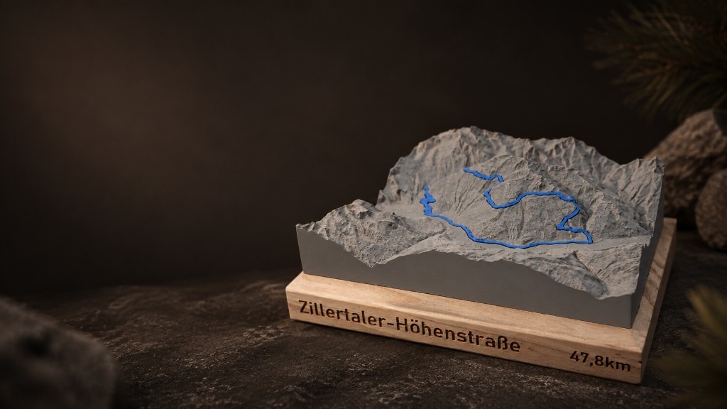 Physisches 3D-Reliefmodell der Zillertaler Höhenstraße mit blau eingelassenem Tour-Track auf Eichenholz-Sockel mit Lasergravur „Zillertaler-Höhenstraße · 47,8 km“